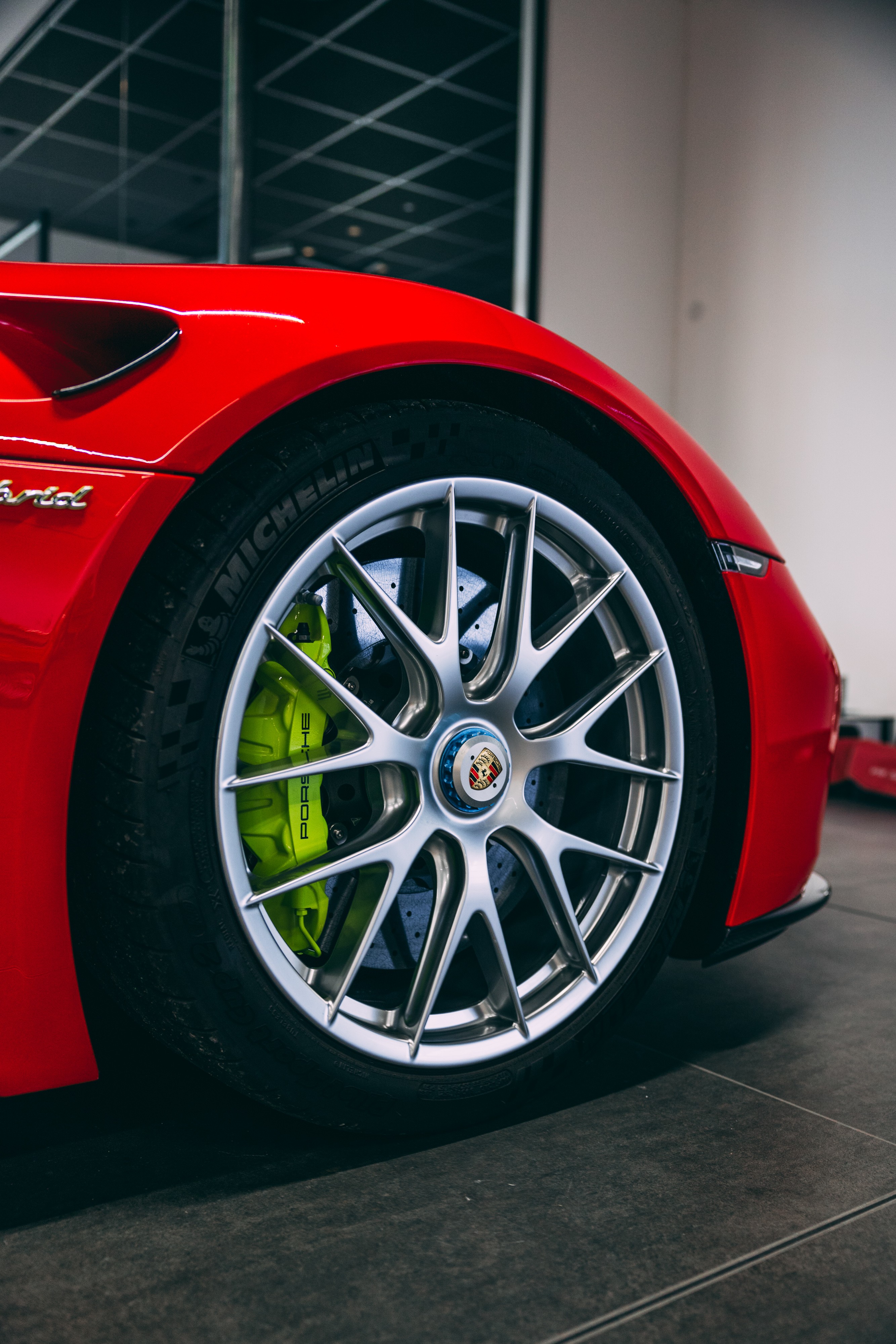 View the exterior of the 2014 Porsche 918 Spyder for sale (5)