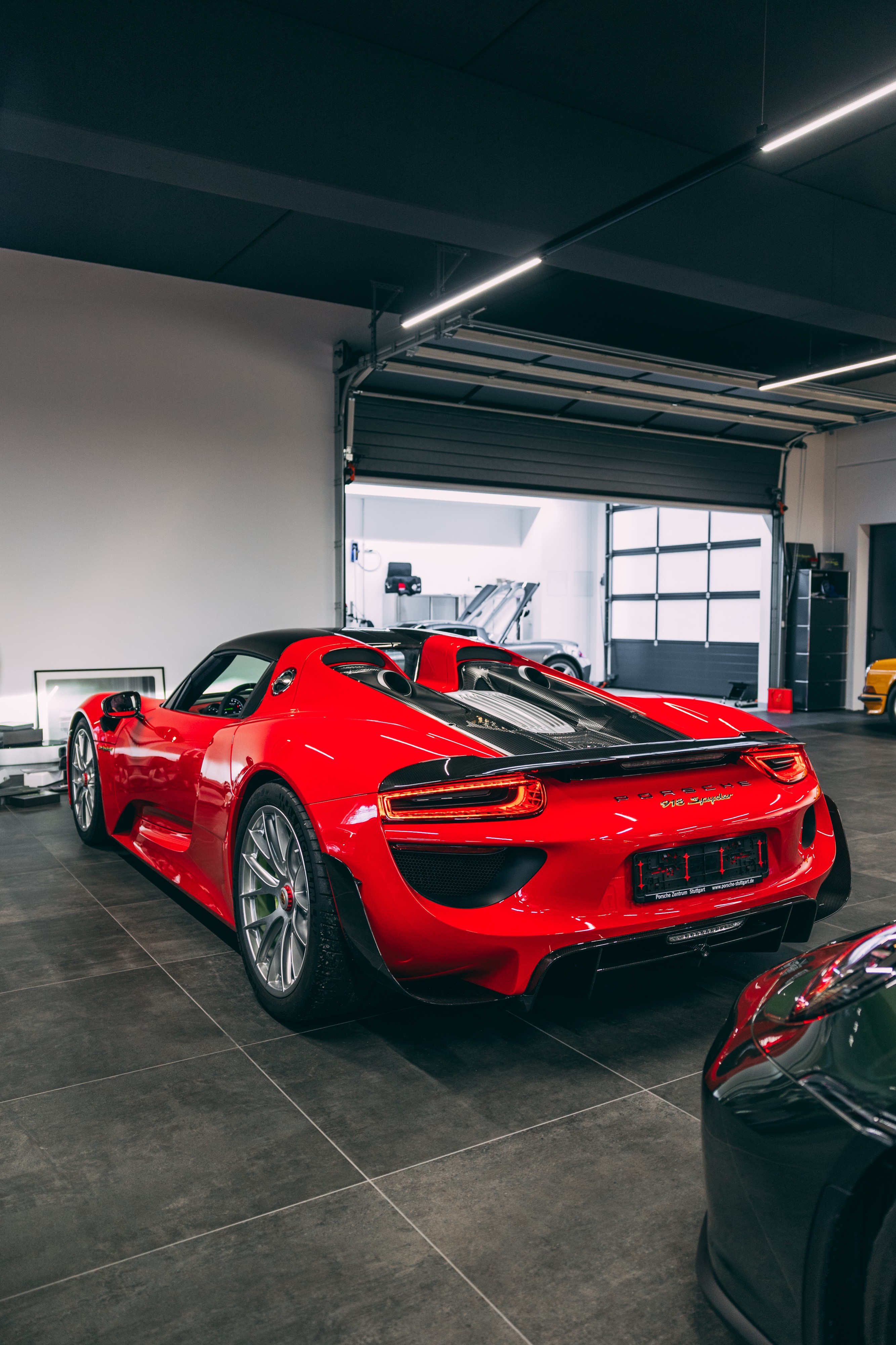 View the exterior of the 2014 Porsche 918 Spyder for sale (6)