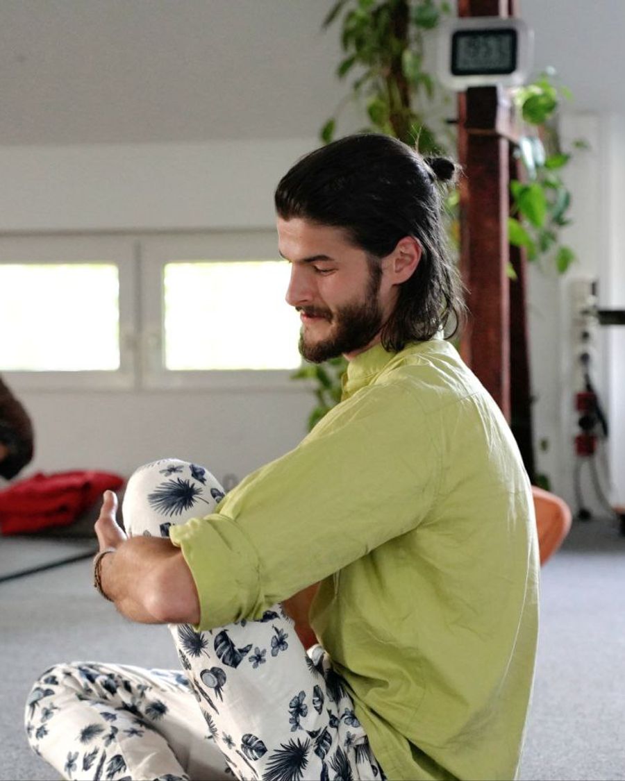 Sebastian bei einer Yogastunde