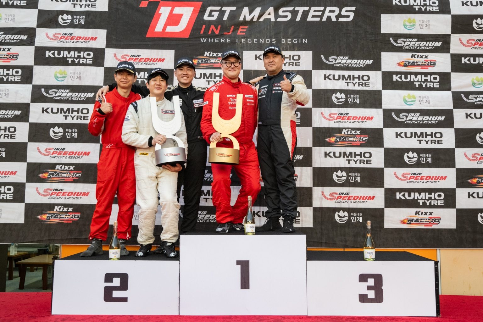 마스터즈N에서 우승을 차지한 TEAM05X의 김태일, 장성훈(가운데)