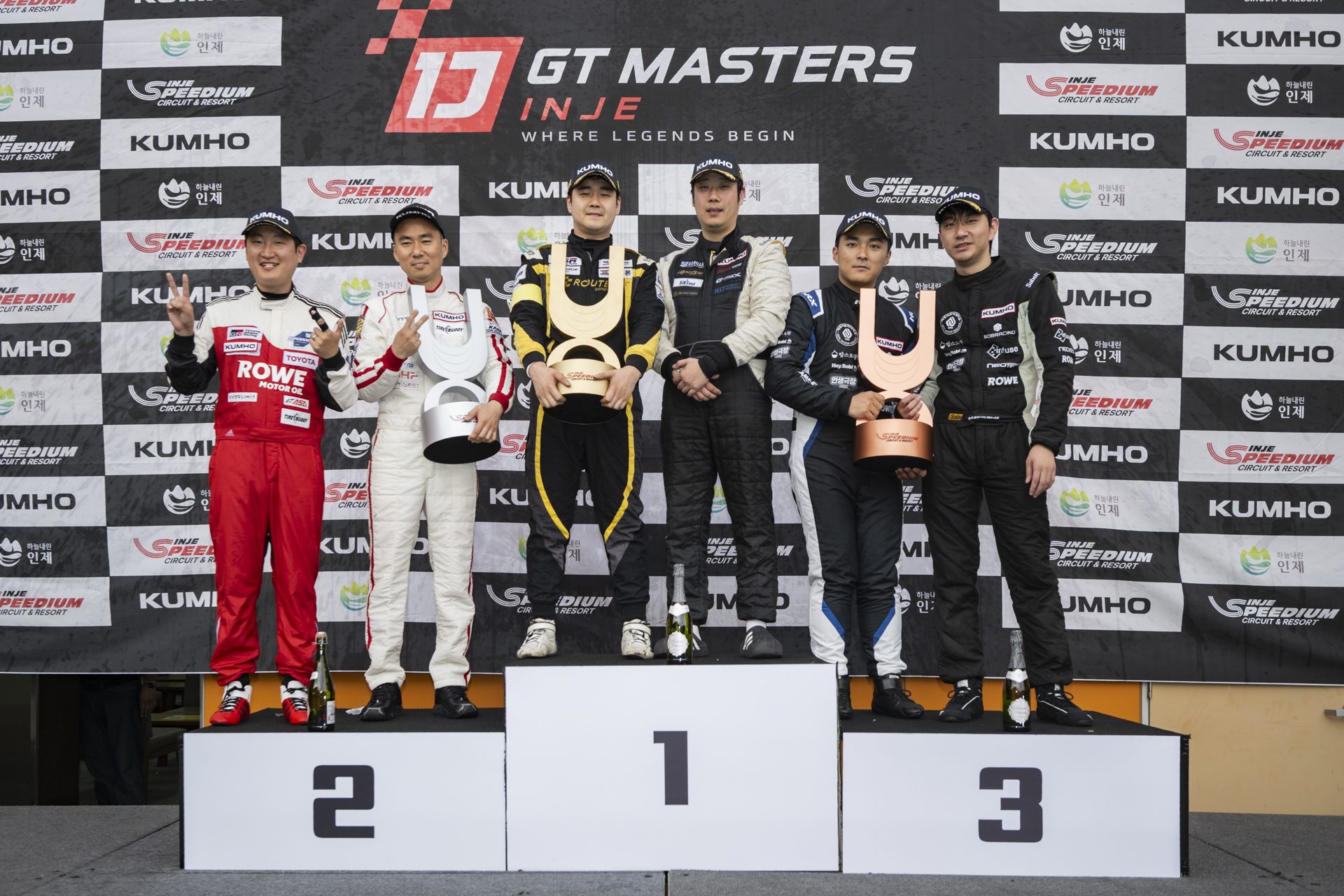 마스터즈1 클래스 포디엄에 오른 2위 김태환·이인용(오버리미트, 맨 왼쪽부터), 1위 김요셉·지인호(팀루트개러지), 3위 최근환·권도윤(B.O.B RACING X 아주자동차대학교