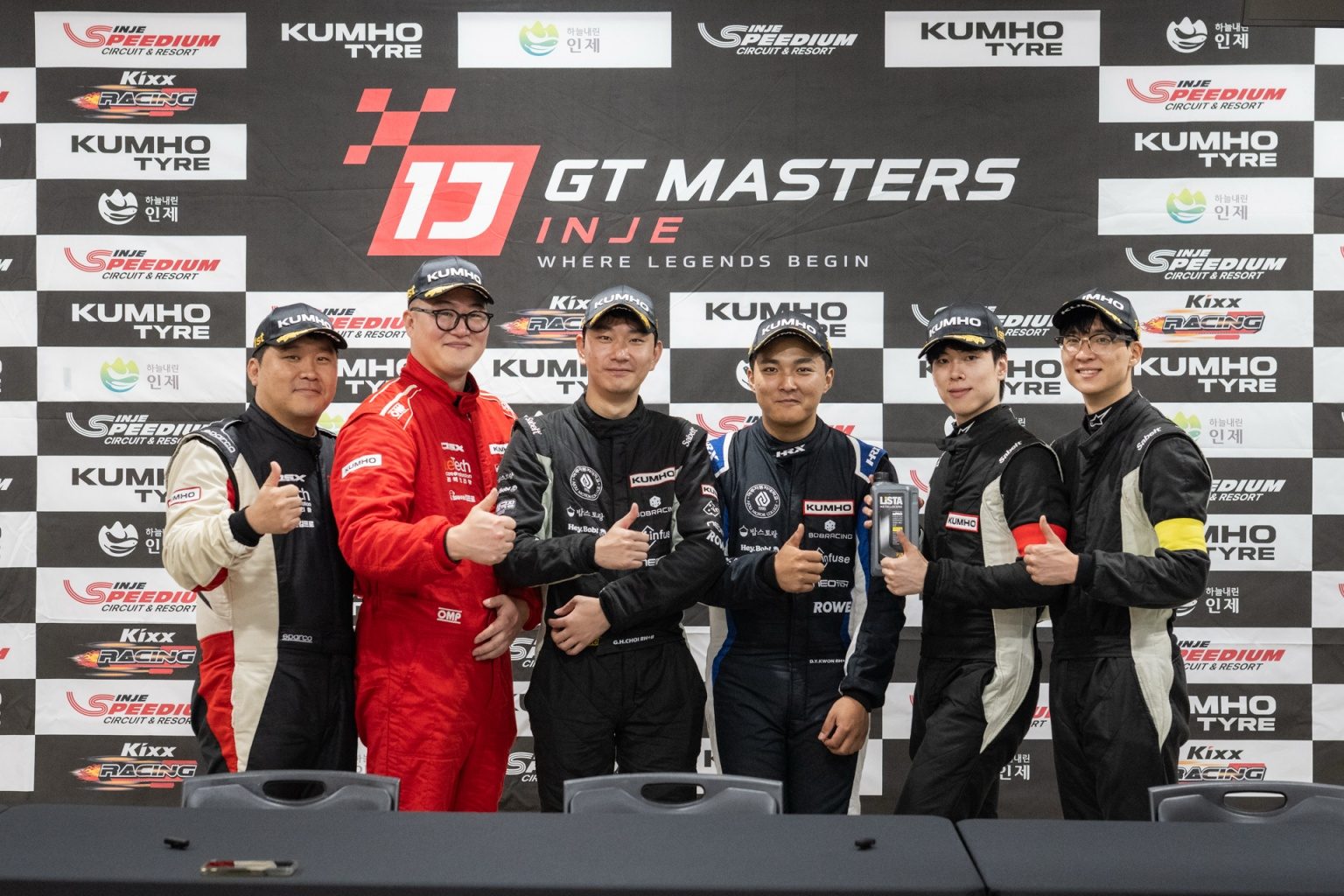 기자회견에 참가한 TEAM05X의 김태일, 장성훈(맨 왼쪽부터), BOBRACING X 아주자동차대학교의 최근환, 권도윤, 봉좌레이싱의 정시현, 이재용