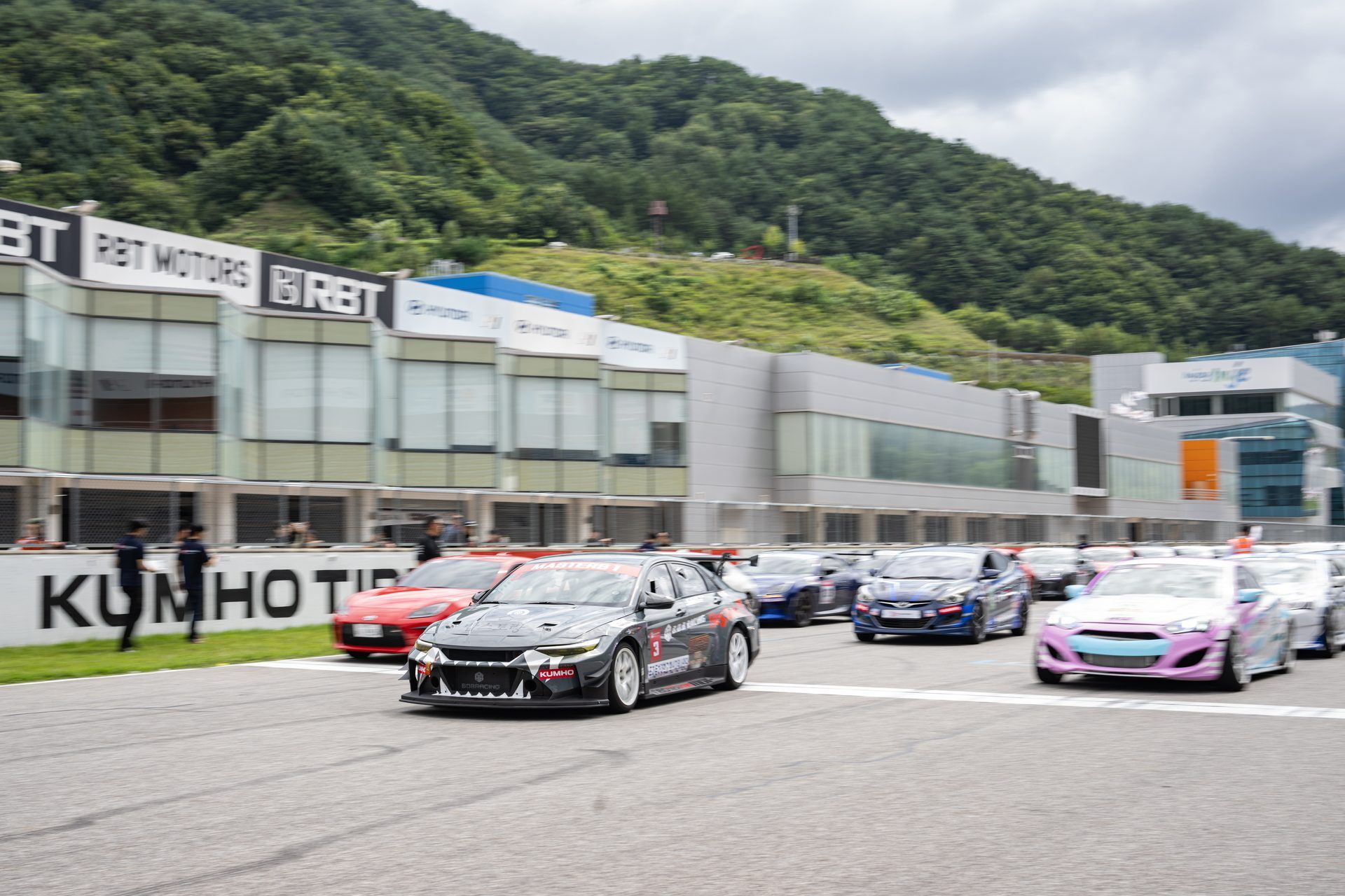 인제 GT 마스터즈 4라운드 그리드에 도열한 차량들이 스타트하는 장면