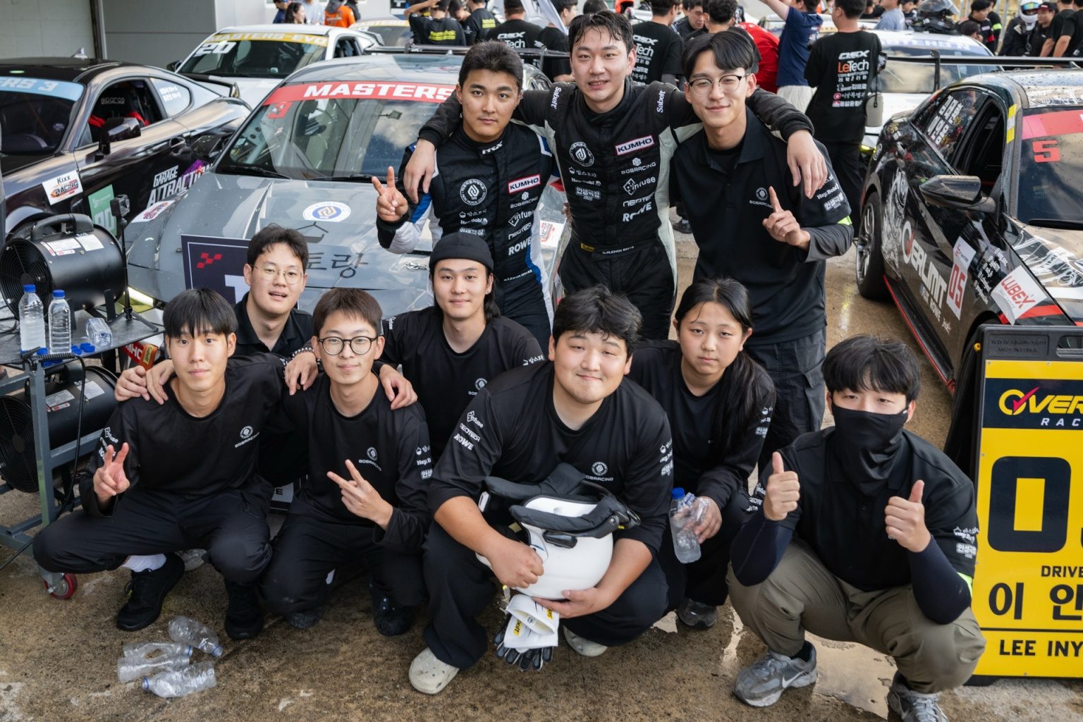 4라운드 우승 후 단체 사진 촬영을 하고 있는 BOBRACING X 아주자동차대학교 크루