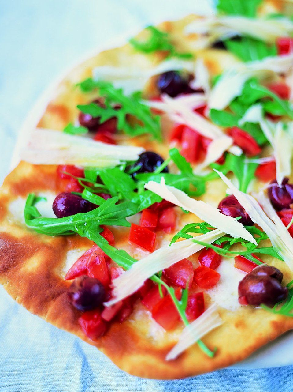 Olive, tomato & mozzarella pizza