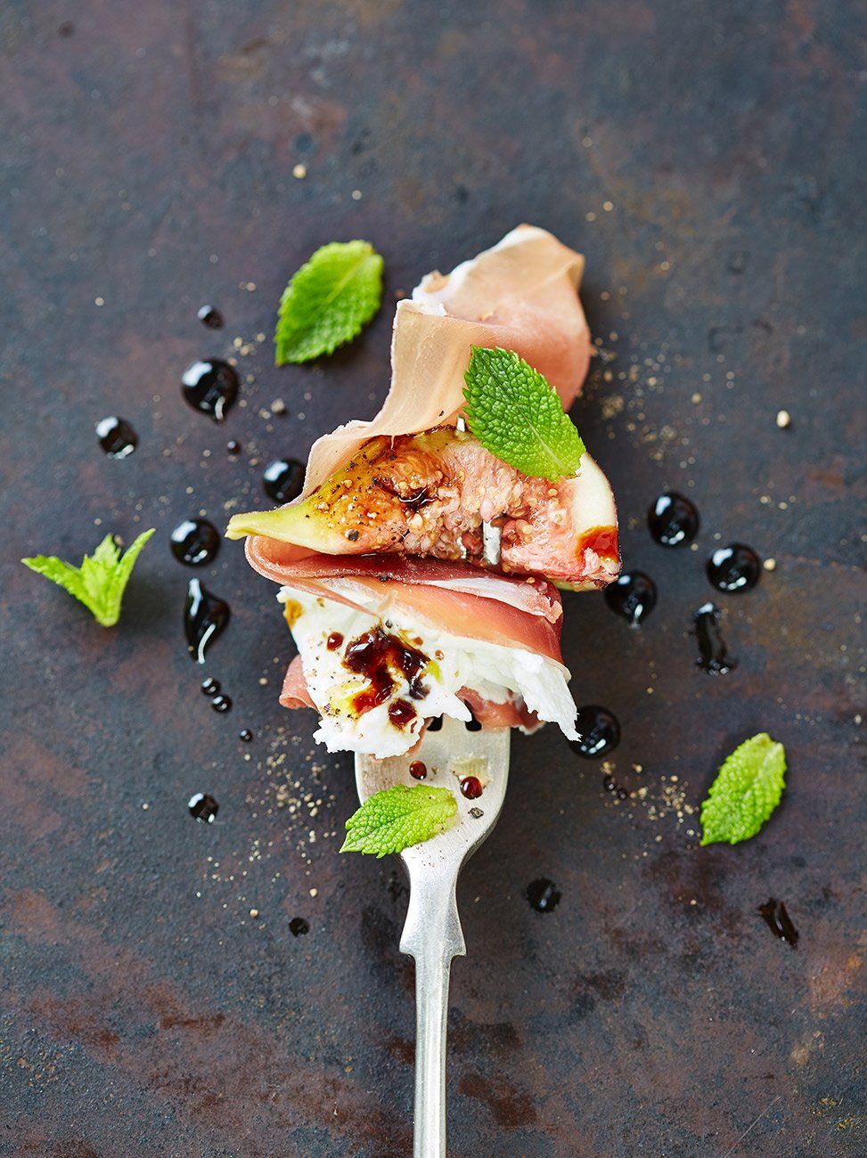 DIY party combos - fig, mozzarella and Parma ham, image size:973x1300