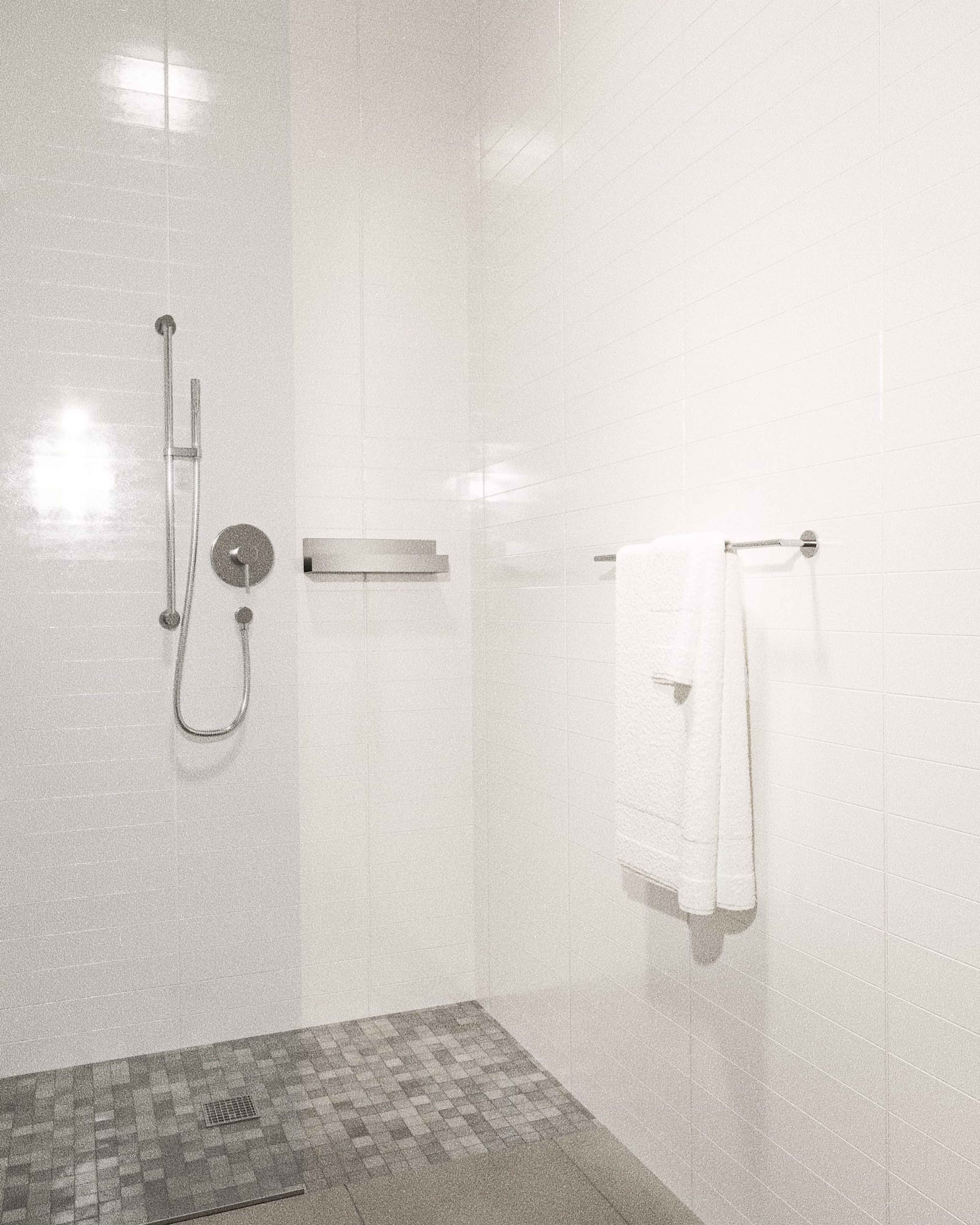 Shower Chinatown Luxury Apartment | Home0001