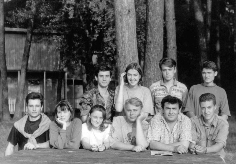 хутор Жуків, 1996 р. (зліва направо):<br> сидять – А.С.&nbsp;Федорович, С.В.&nbsp;Опанасенко (випуск 1998 р.), С.О.&nbsp;Ворожбит (Корнієнко), А.І.&nbsp;Сидоркін, А.М.&nbsp;Тименко, А.А.&nbsp;Галюк;<br> cтоять – Ю.І.&nbsp;Дубовенко, О.О.&nbsp;Соловей (Козіонова), А.М.&nbsp;Жадан, В.А.&nbsp;Білов<br>&copy; з архіву Павла Івановича Грищука