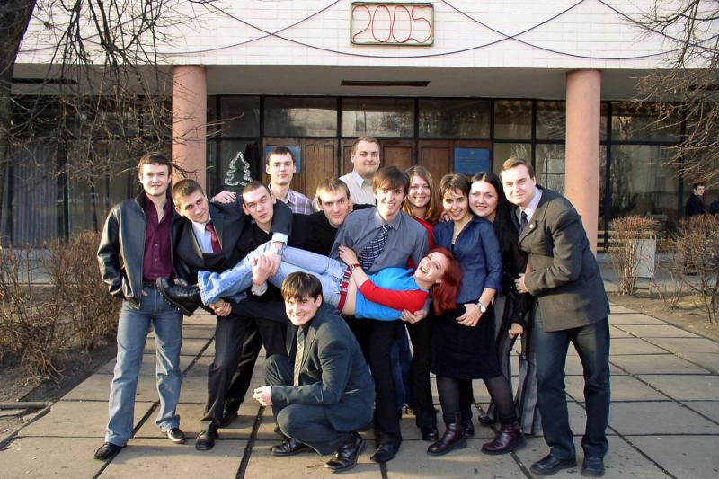 Група геофізиків біля геологічного факультету під час теплої зими, 11.01.2005<br>&copy; з архіву Павла Івановича Грищука
