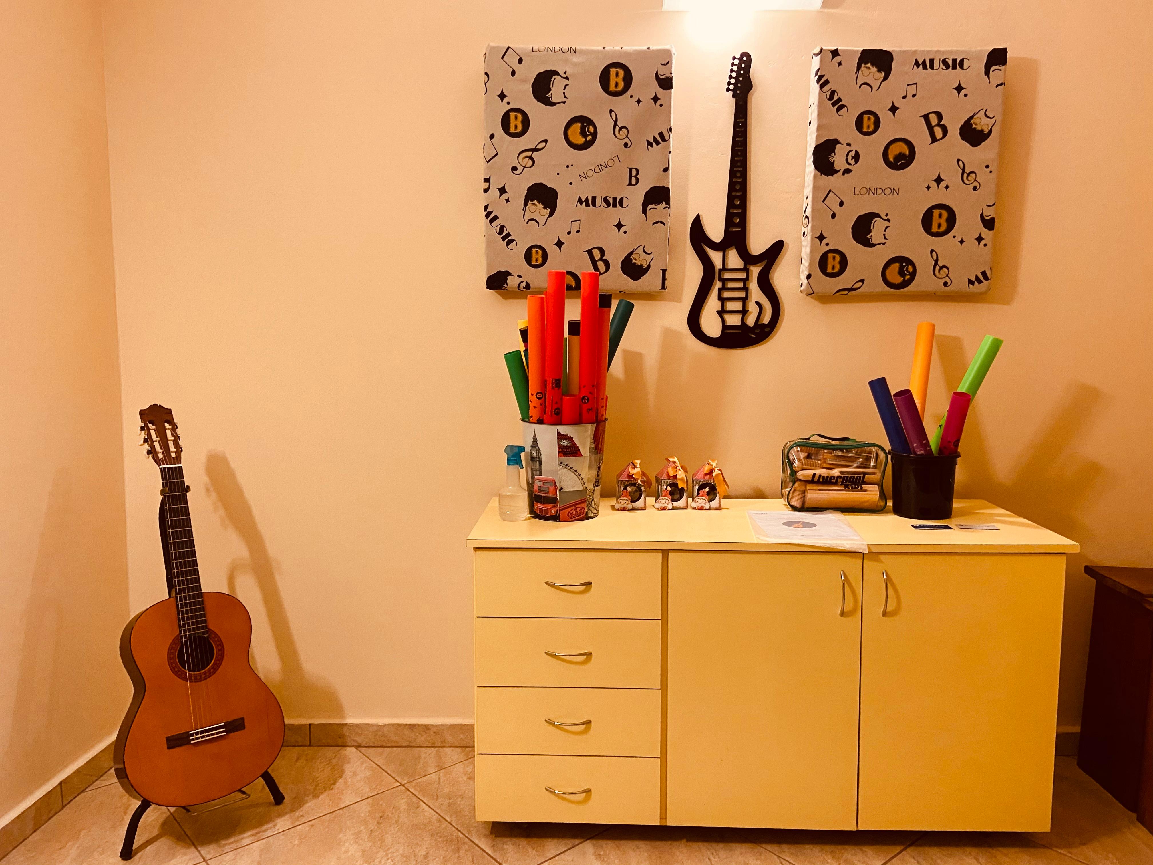 sala de aula música violão