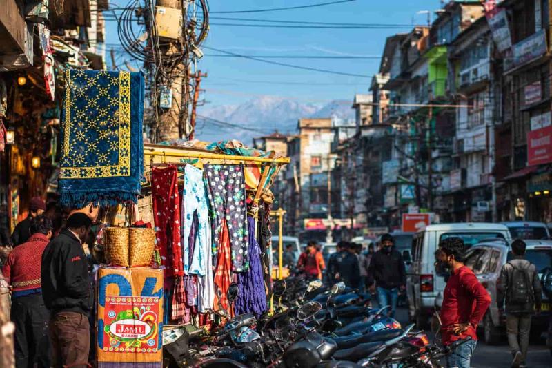 What to Buy in Kashmir – colorful Kashmiri textiles and traditional handicrafts displayed at a busy local market