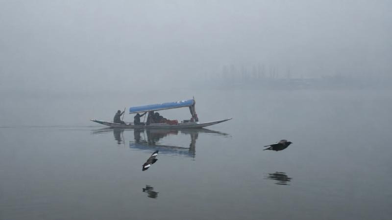 Fog over houseboats and shikaras on a Srinagar lake, a delay risk for Kashmir Winter Packages