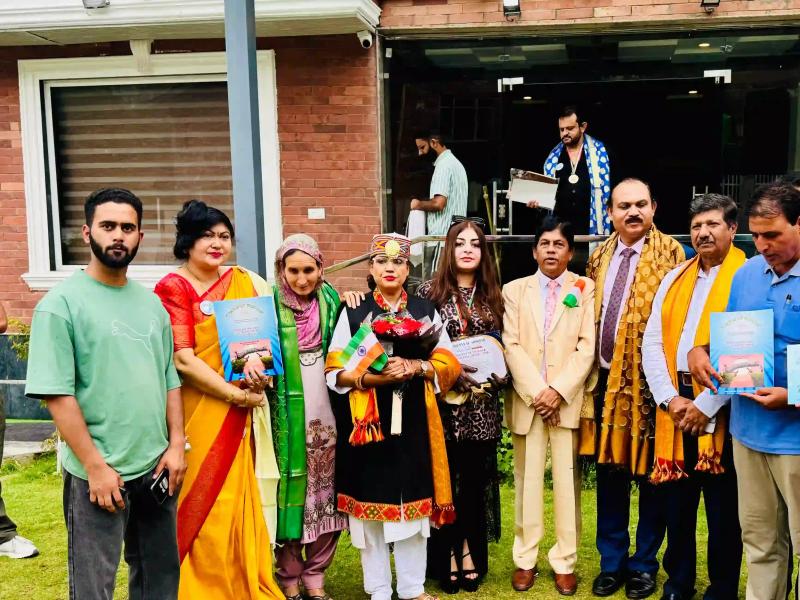 Travellers arriving in Kashmir with Xogul for a Kashmir family tour package