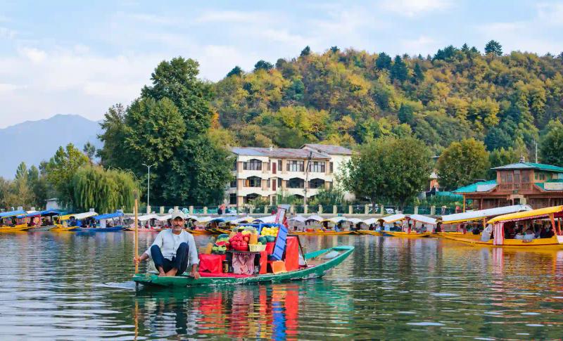 What to Buy in Kashmir – traditional Kashmiri products and fresh fruits being sold from a boat on Dal Lake