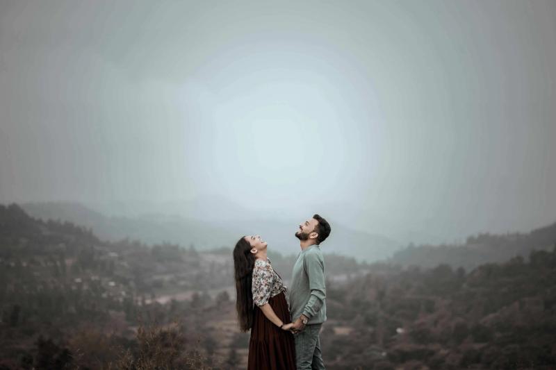 How to choose tour operator Kashmir for honeymoon - couple enjoying scenic Kashmir valley views with Xogul