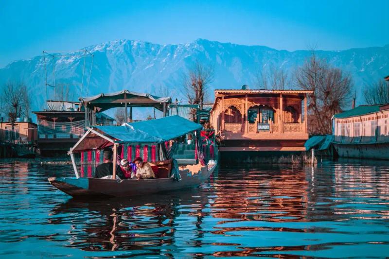 Houseboat and hotel stay options arranged by travel agents in Srinagar