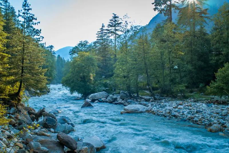 Snow-covered Sonamarg mountains showing must-see Places to Visit in Kashmir