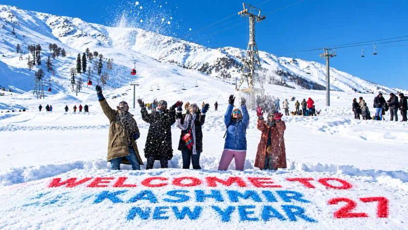 Travellers throwing snow at Gulmarg during Kashmir New Year