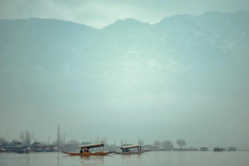 Couple on shikaras in winter snow, Dal Lake vs Nigeen Lake stay in Srinagar Kashmir