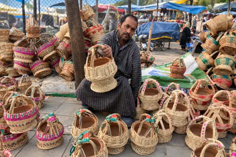 Kashmiri vendor selling kangri fire pots, a winter warmth option to ask about in Kashmir Winter Packages