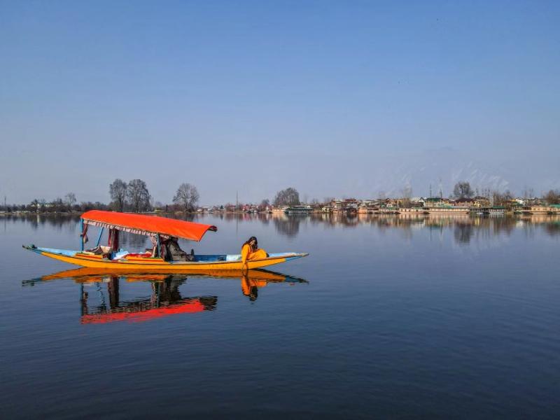 Dal Lake sunrise in Srinagar with houseboats, in our top 10 travel agents in Kashmir guide