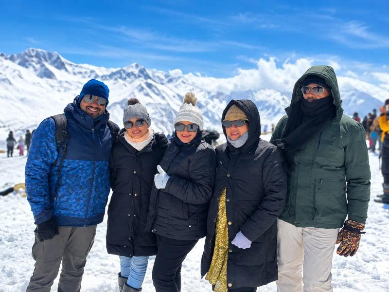 family-group-snow-kashmir-trip.