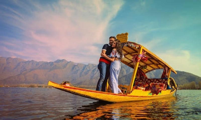 Couple on a shikara ride in Kashmir, a romantic Kashmir New Year plan