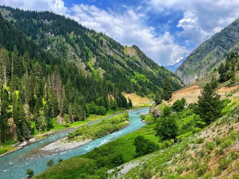 Peaceful Doodhpathri meadow representing hidden Places to Visit in Kashmir
