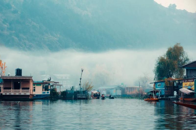 Snow-covered lakeside road in Srinagar that can slow travel on Kashmir Winter Packages