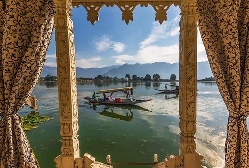 Explore Kashmir in September with pleasant weather, fewer crowds, scenic landscapes, and expert travel tips for the perfect autumn getaway.
