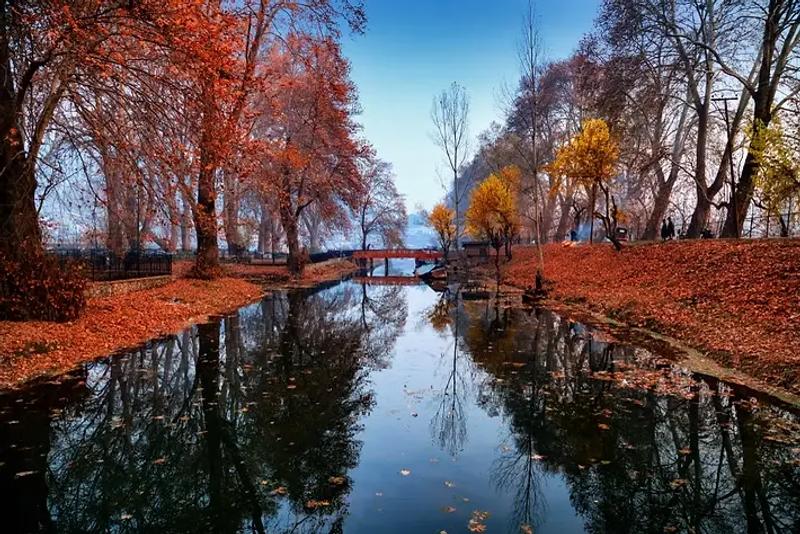 Best Time to Visit Kashmir with scenic view of Dal Lake Kashmir and houseboats