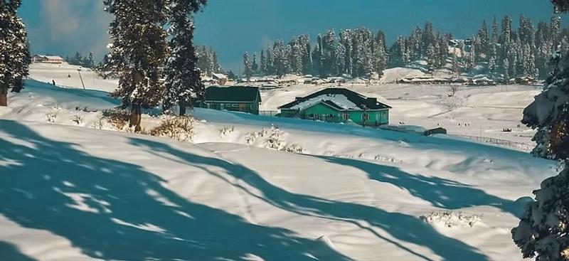 Best Time to Visit Kashmir capturing panoramic valley views and natural beauty