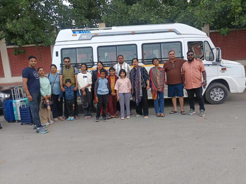 How to Reach Gurez Valley with a group of travelers arriving in Kashmir by tourist vehicle.