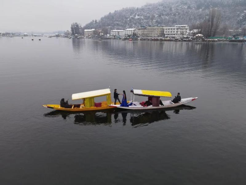Aerial view of lake, road and lakeside park, Dal Lake vs Nigeen Lake Srinagar guide