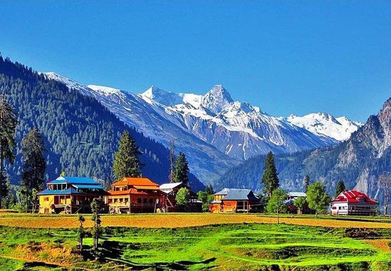 Scenic comparison of Kashmir and Manali in summer highlighting landscapes, weather, adventure, and sightseeing in 2026.