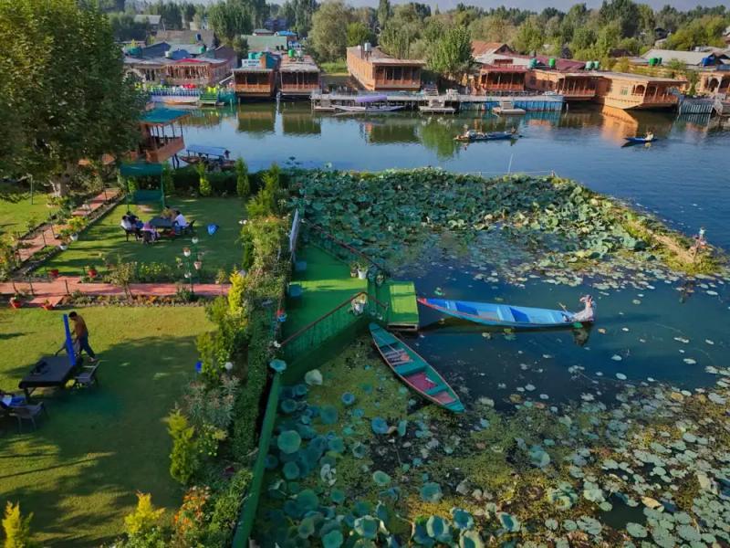 Scenic view of Dal Lake and Kashmir mountains showing why a trusted travel agency in Kashmir matters