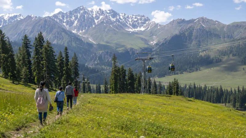 Travellers enjoying the best things to do in Kashmir, including exploring Gulmarg meadows and riding the Gondola.