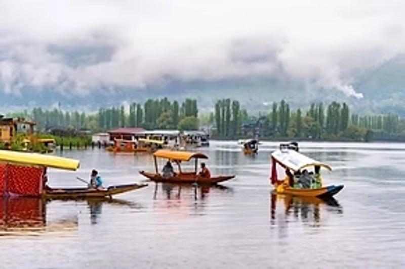 Kashmir mountains and valleys reflecting the best tourist experiences