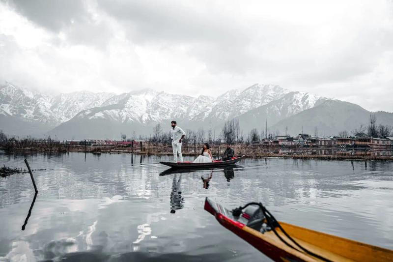 Best Time to Visit Kashmir for Honeymoon with beautiful mountain views and a romantic couple