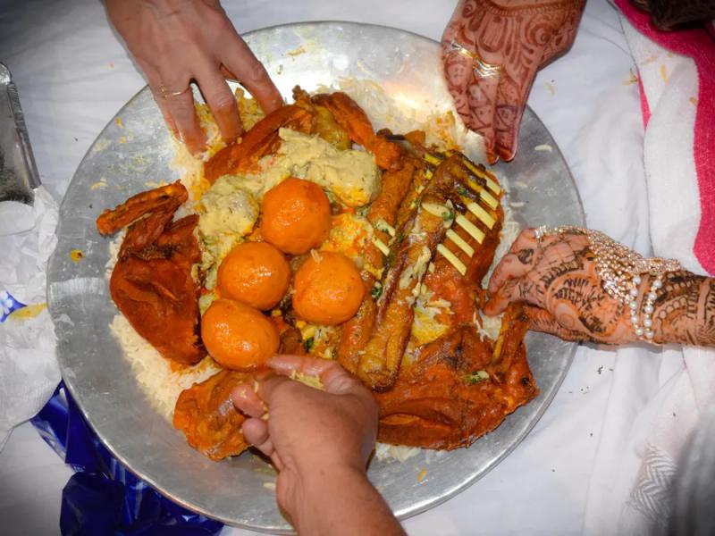 Kashmir vs Kerala food comparison showcasing traditional Kashmiri Wazwan cuisine with rich dishes and royal dining experience
