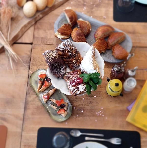 Breakfast with flowers restaurant