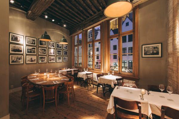 Pasta-Hippo-Vino dining