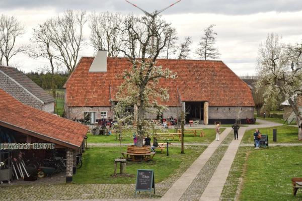 Streekcafé - provinciaal streekcentrum Huysmanhoeve seizoensgebonden-outdoor