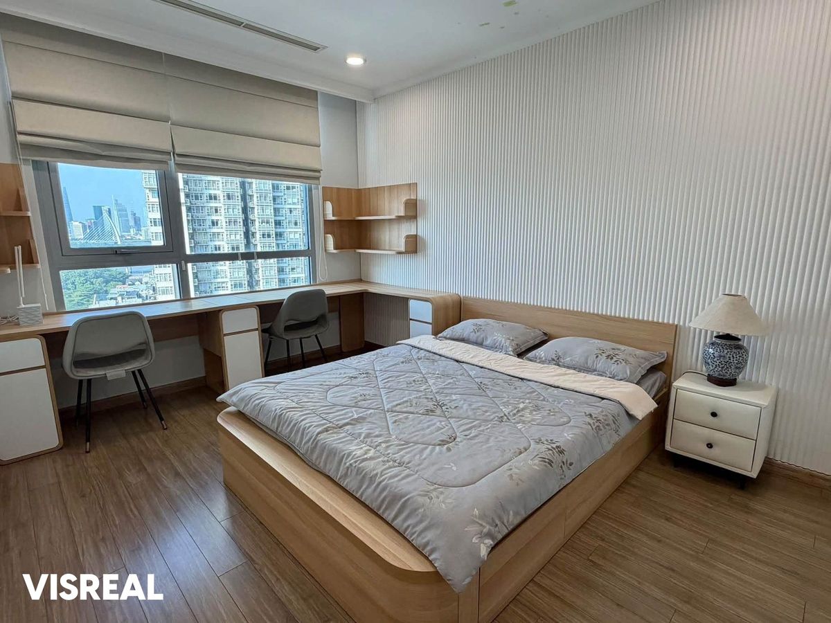 Phòng ngủ với giường đôi và bàn làm việc cạnh cửa sổ