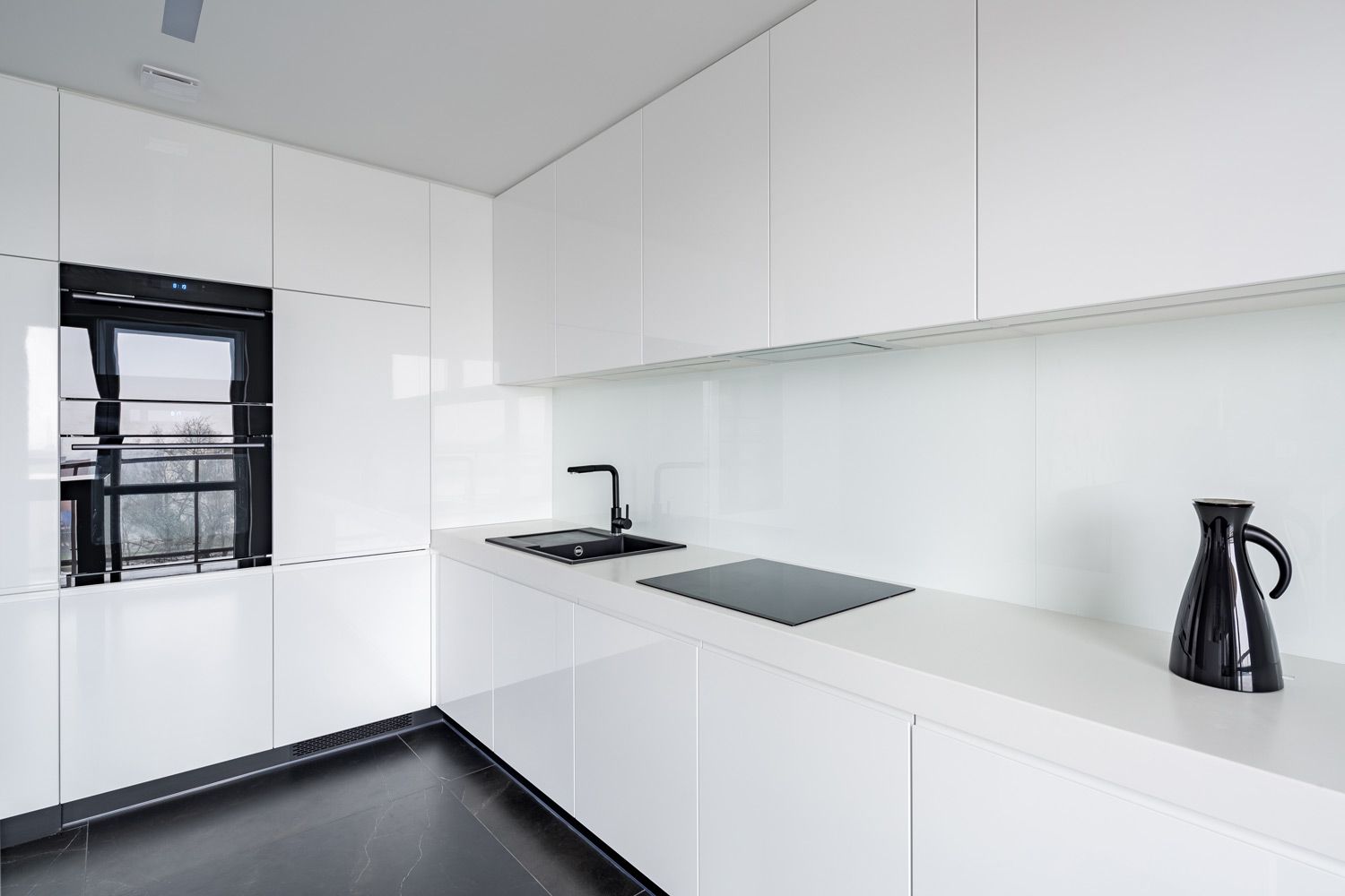 Hvit glassplate i moderne, hvitt kjøkken