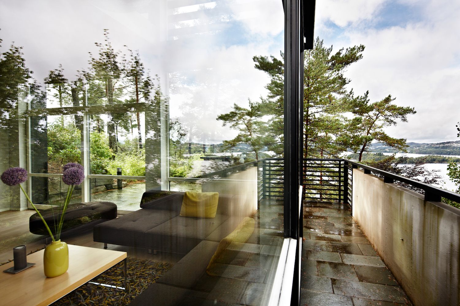 Hytte på skogtomt med havutsikt, med store vindusflater fra Lyssand