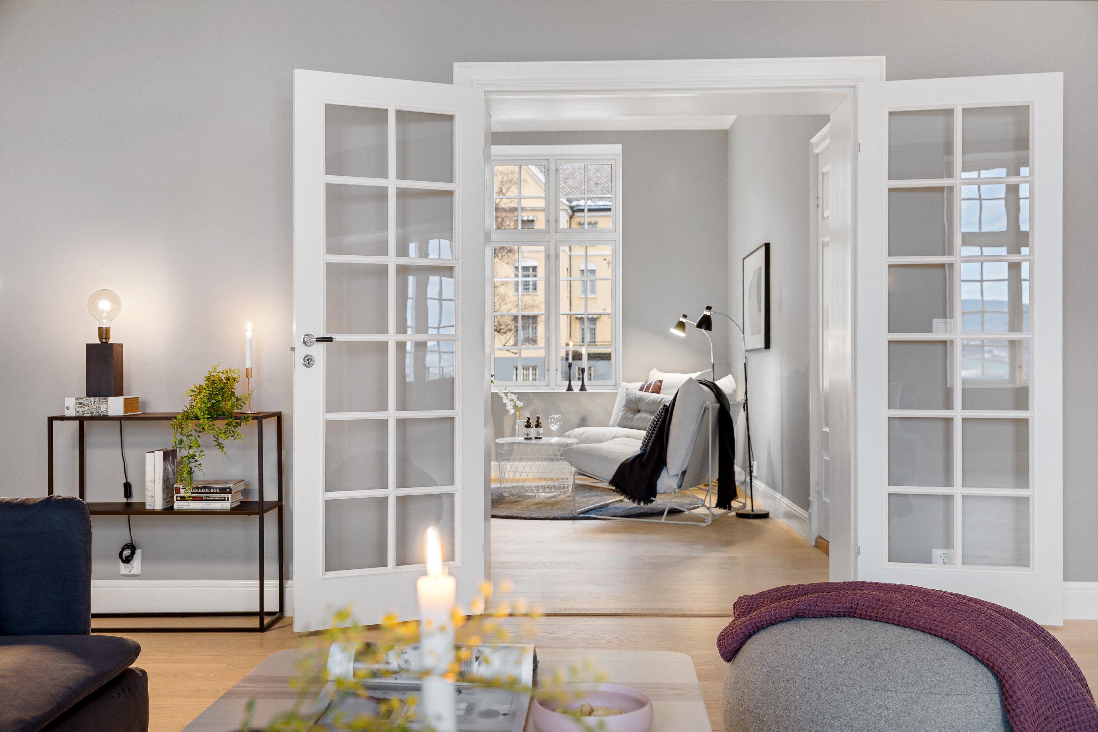 Stue med innerdører med glass så vel som klassiske vinduer med sprosser