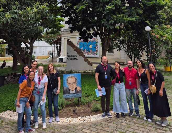 Equipe gestora reunida no Arsenal da Esperança durante formação e ação voluntária