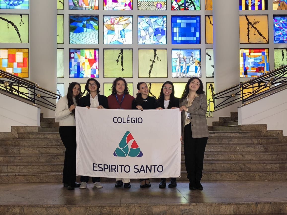 Seis alunas do Colégio Espírito Santo seguram a bandeira da escola no Fórum FAAP 2025