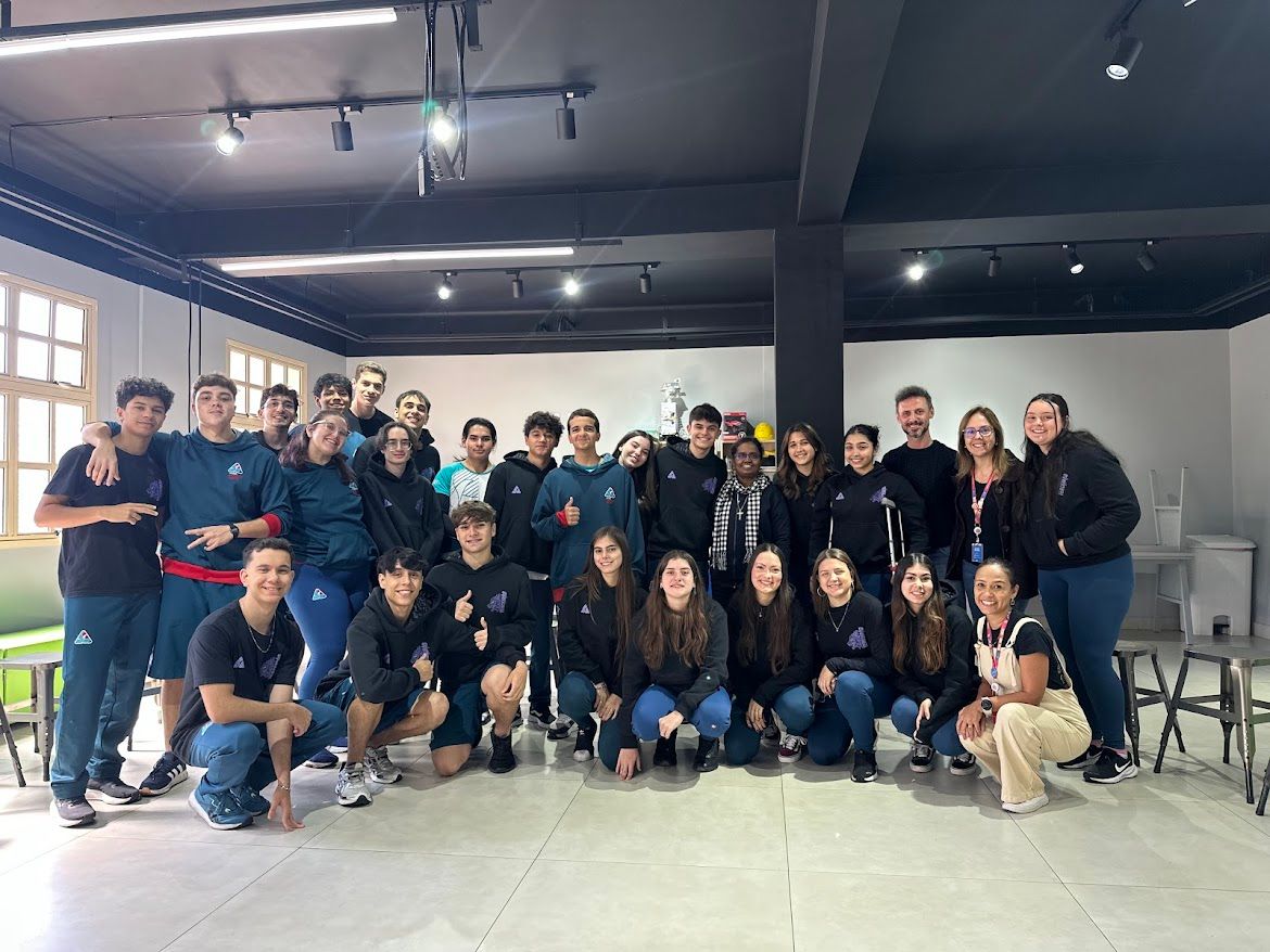 Estudantes da 3ª série e educadores reunidos após conversa com a Irmã Rani sobre sua missão em Cuba
